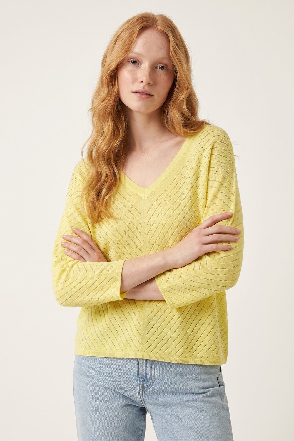 Maglione leggero a maglia decorato con scollo a V in giallo