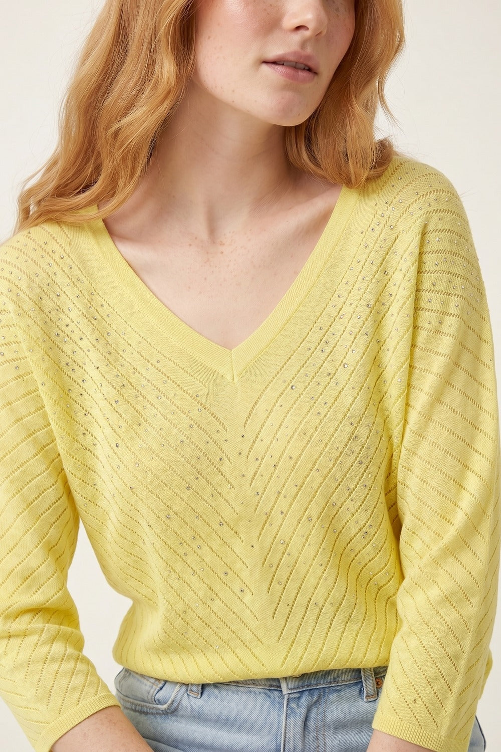 Maglione leggero a maglia decorato con scollo a V in giallo