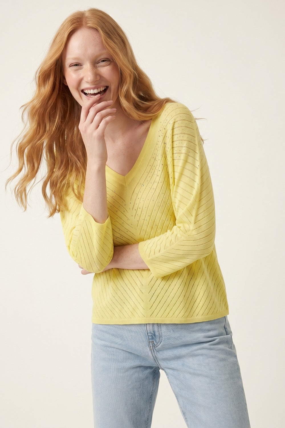 Maglione leggero a maglia decorato con scollo a V in giallo