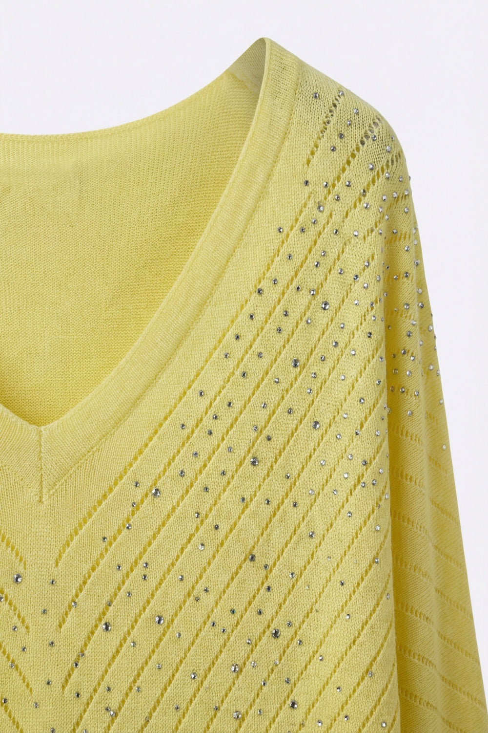 Maglione leggero a maglia decorato con scollo a V in giallo