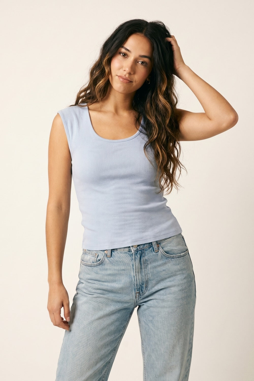 Maglione leggero blu chiaro a coste con scollo a barchetta in maglia leggera