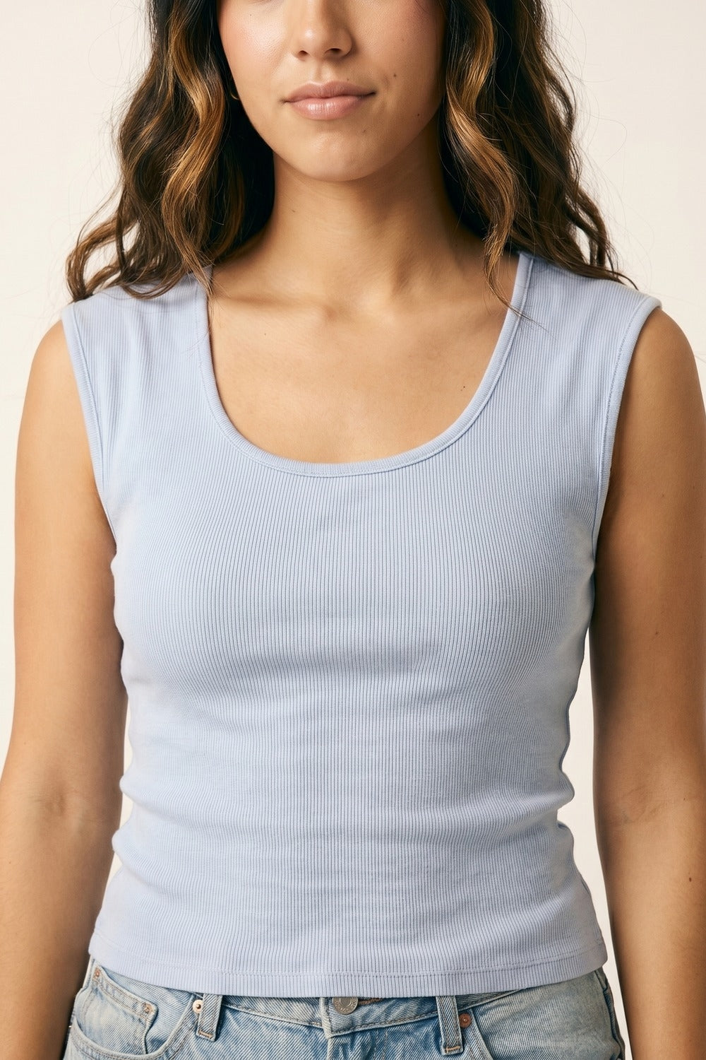 Maglione leggero blu chiaro a coste con scollo a barchetta in maglia leggera