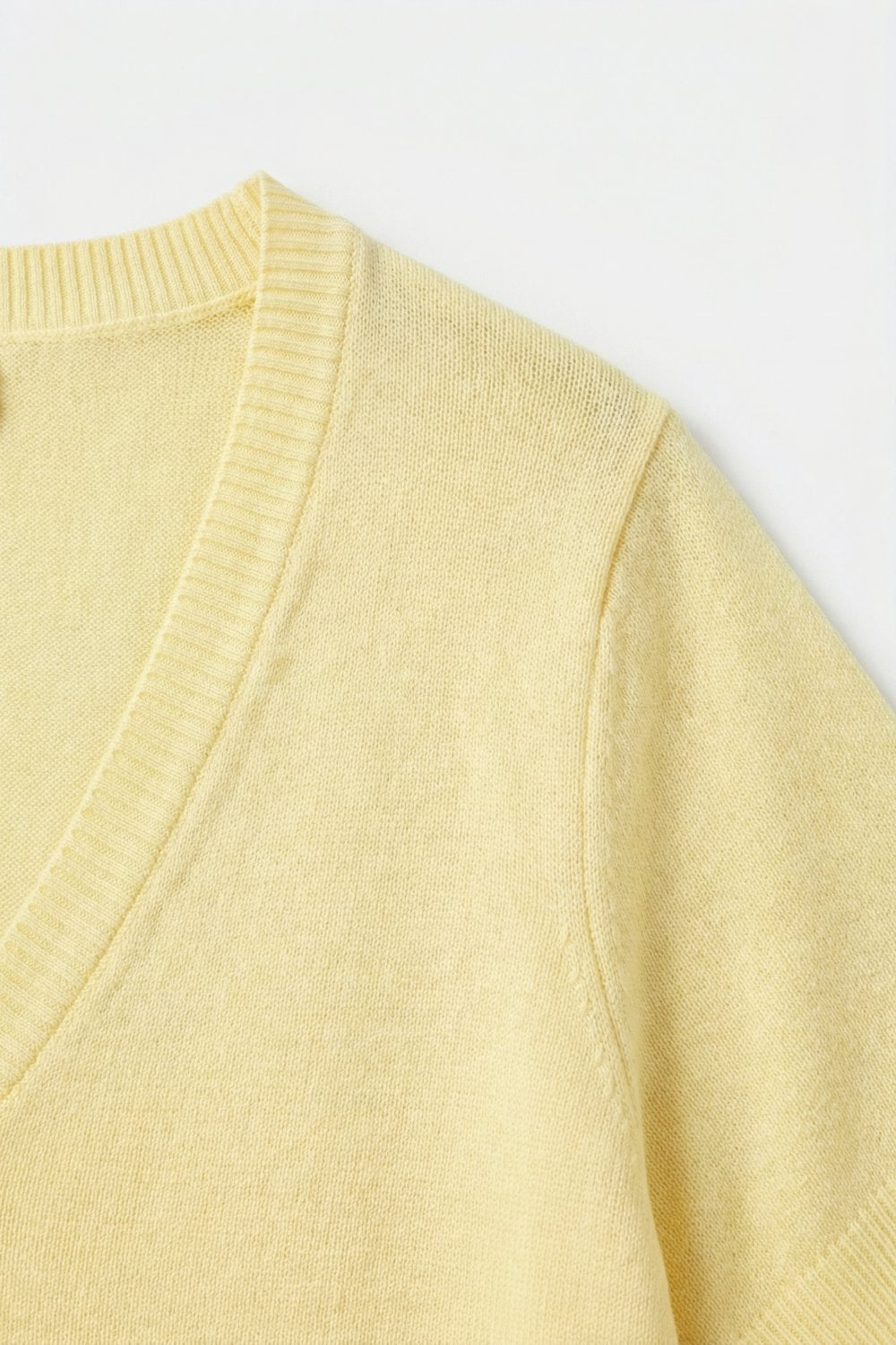 Maglione leggero giallo con scollo a V e vestibilità rilassata