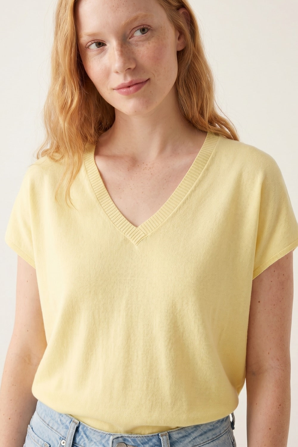 Maglione leggero giallo con scollo a V e vestibilità rilassata