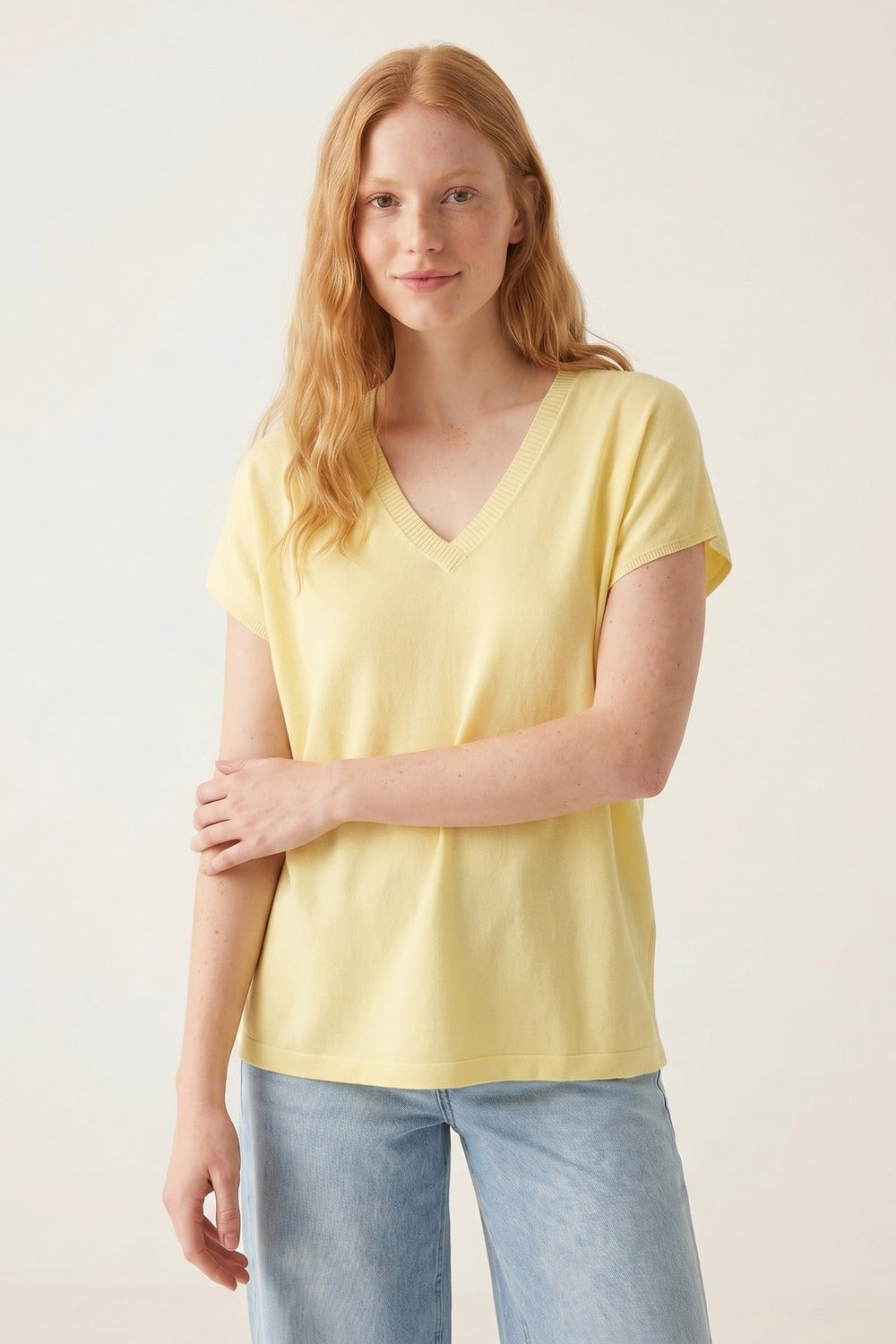 Maglione leggero giallo con scollo a V e vestibilità rilassata