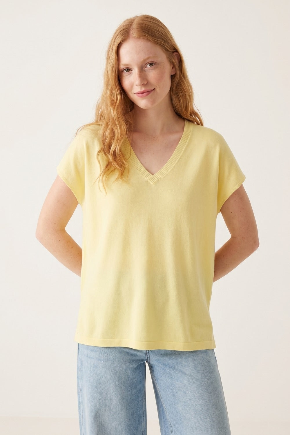 Maglione leggero giallo con scollo a V e vestibilità rilassata