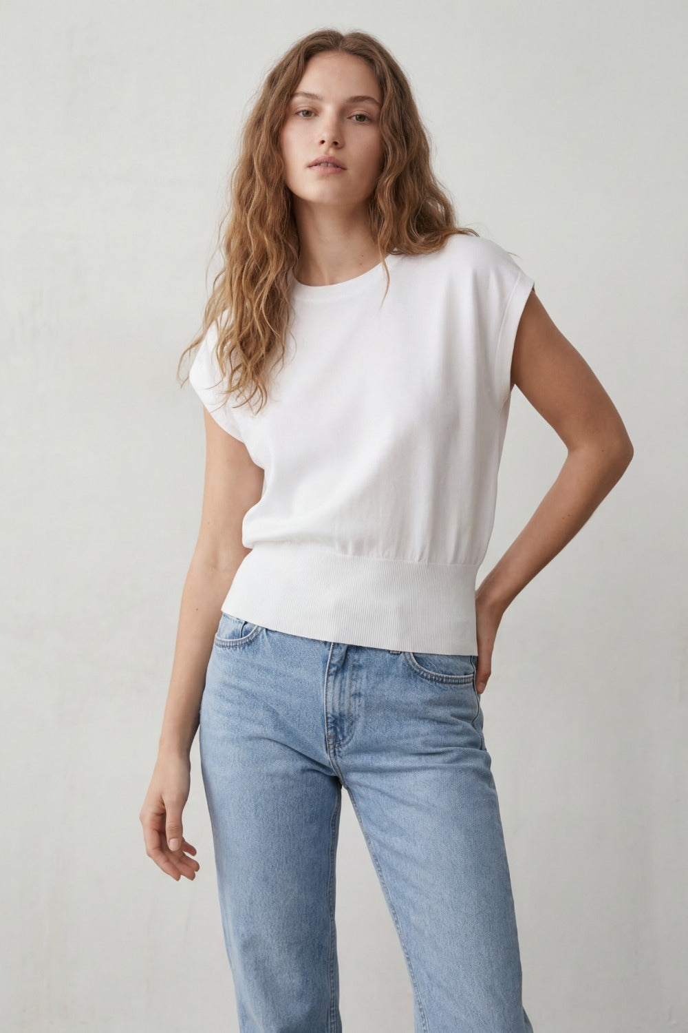 Maglione leggero in maglia con ampia fascia a coste in bianco