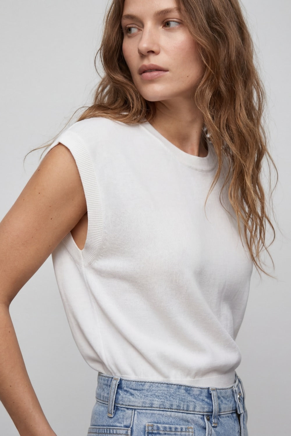 Maglione leggero in maglia con ampia fascia a coste in bianco