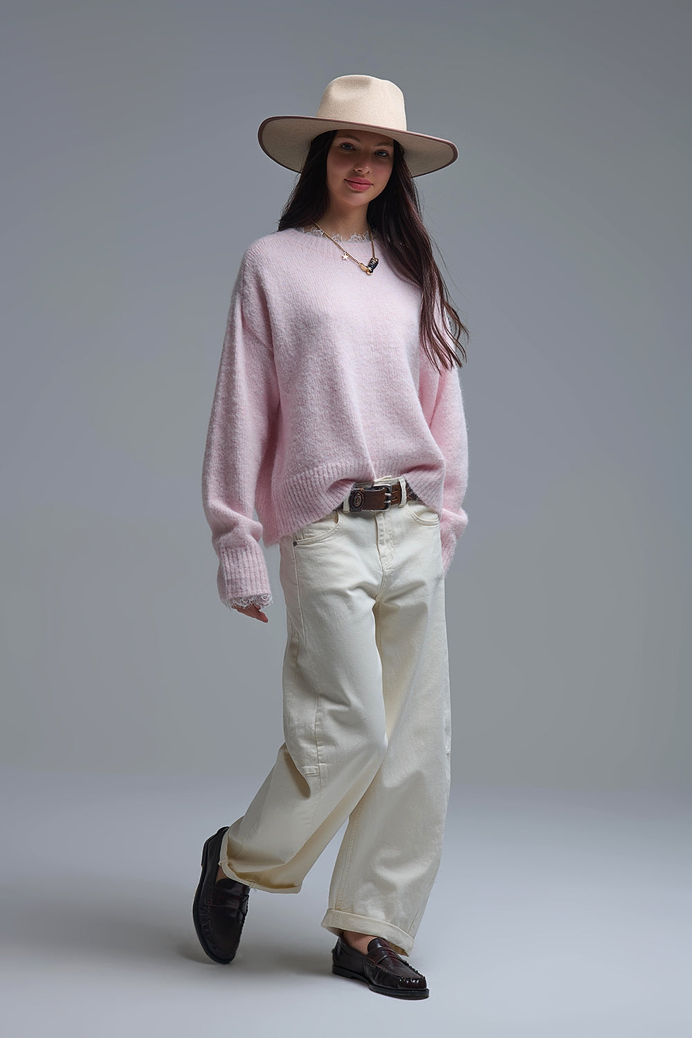 Maglione lungo oversize rosa con dettagli in pizzo su polsini e collo