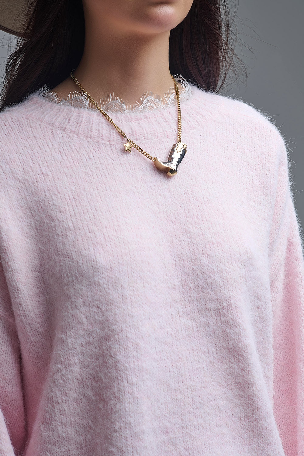 Maglione lungo oversize rosa con dettagli in pizzo su polsini e collo