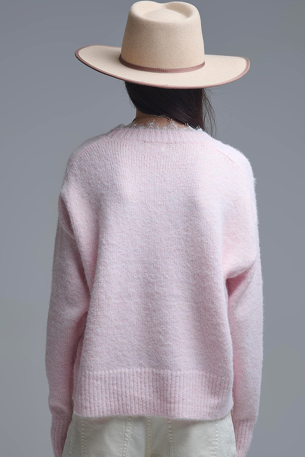 Maglione lungo oversize rosa con dettagli in pizzo su polsini e collo