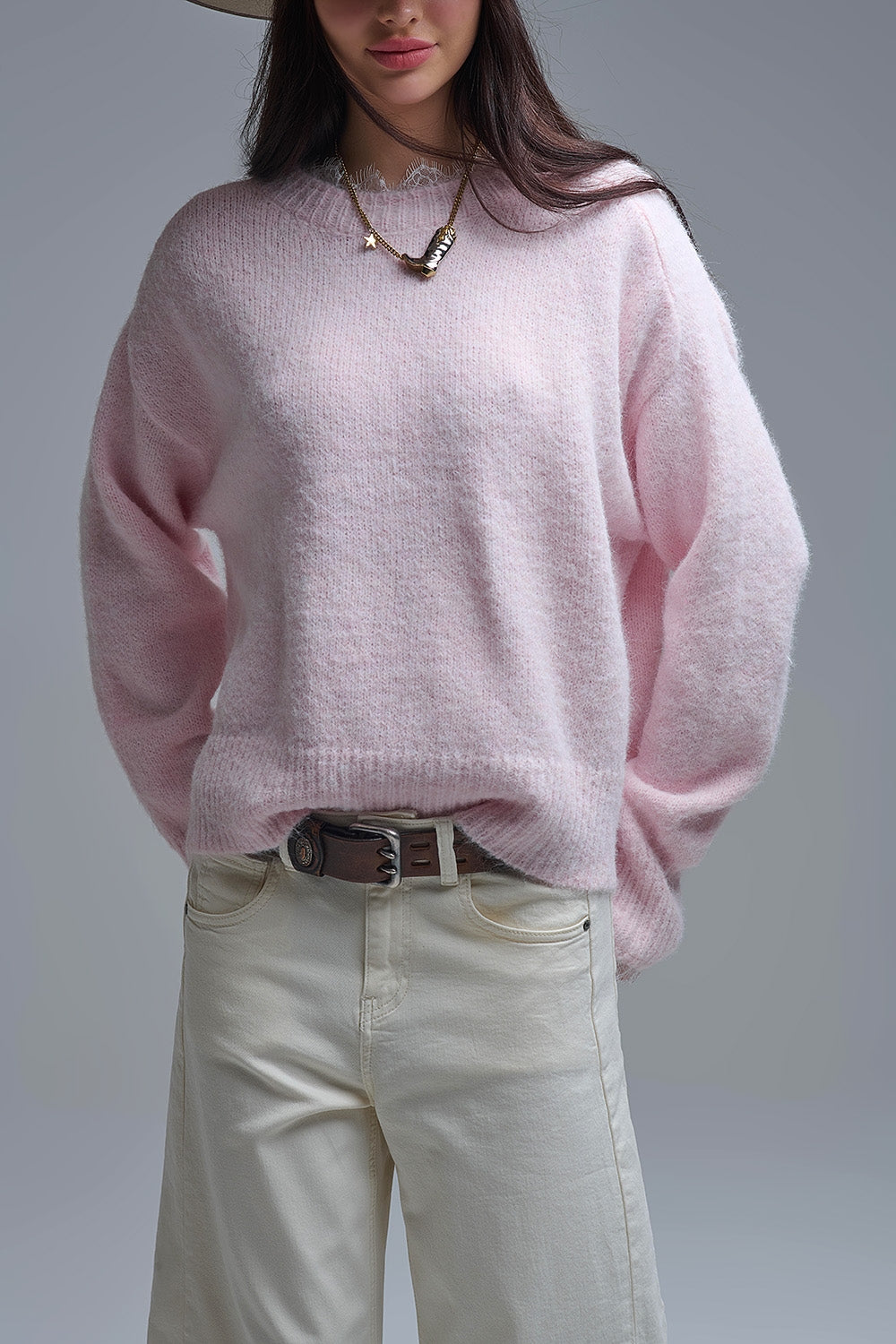 Maglione lungo oversize rosa con dettagli in pizzo su polsini e collo