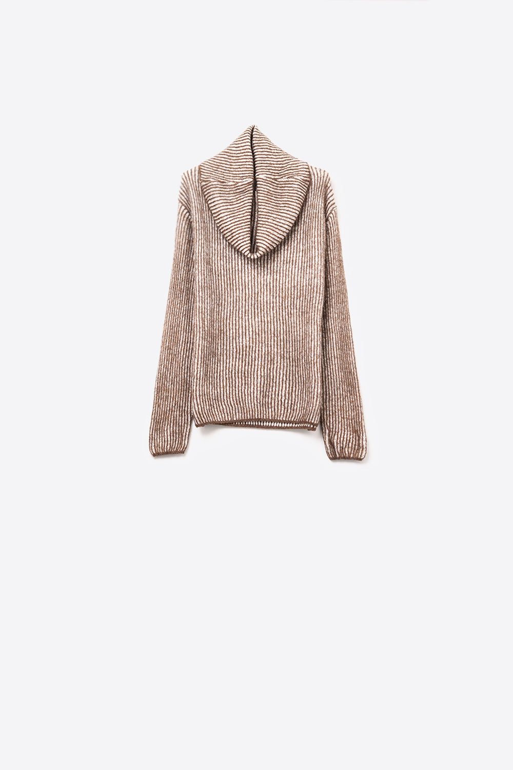 Q2 Maglione marrone a costine con collo arrotolato