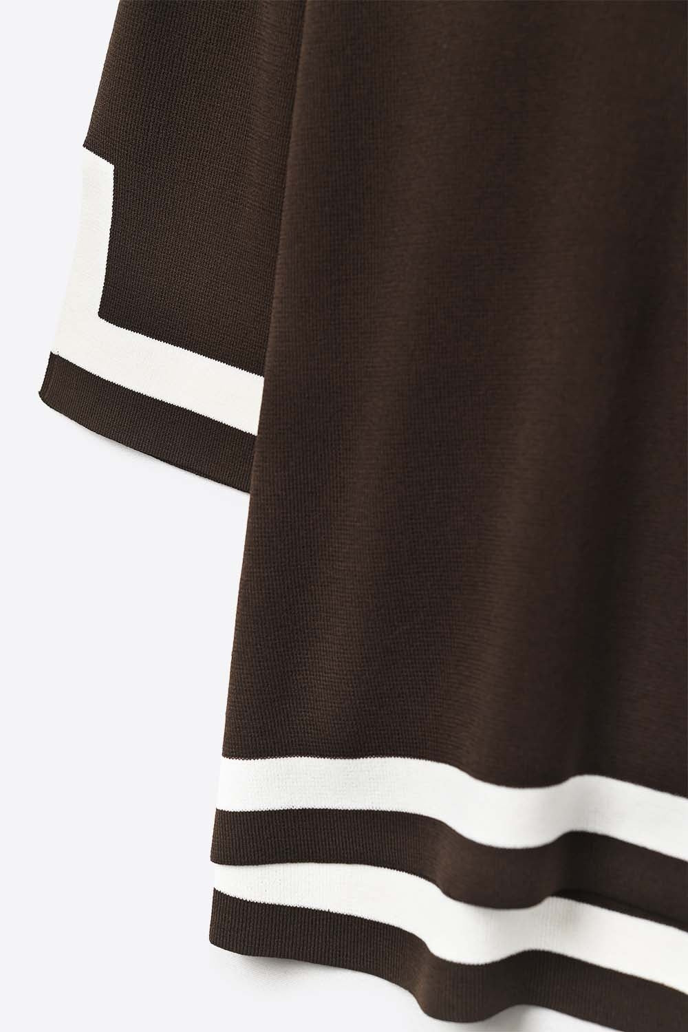 maglione marrone a maglia fine con dettaglio a righe bianche a contrasto e maniche a 3/4
