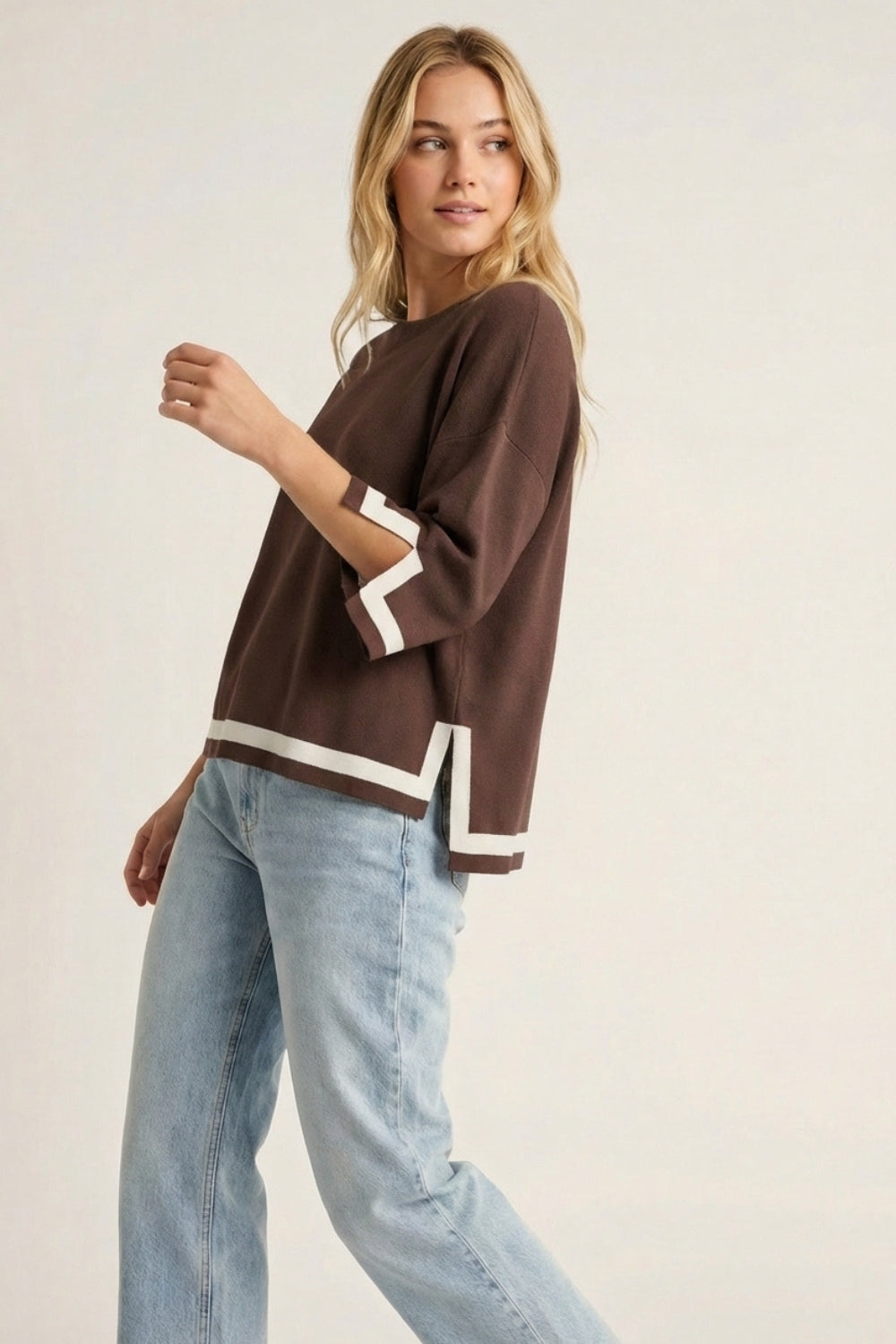 maglione marrone a maglia fine con dettaglio a righe bianche a contrasto e maniche a 3/4