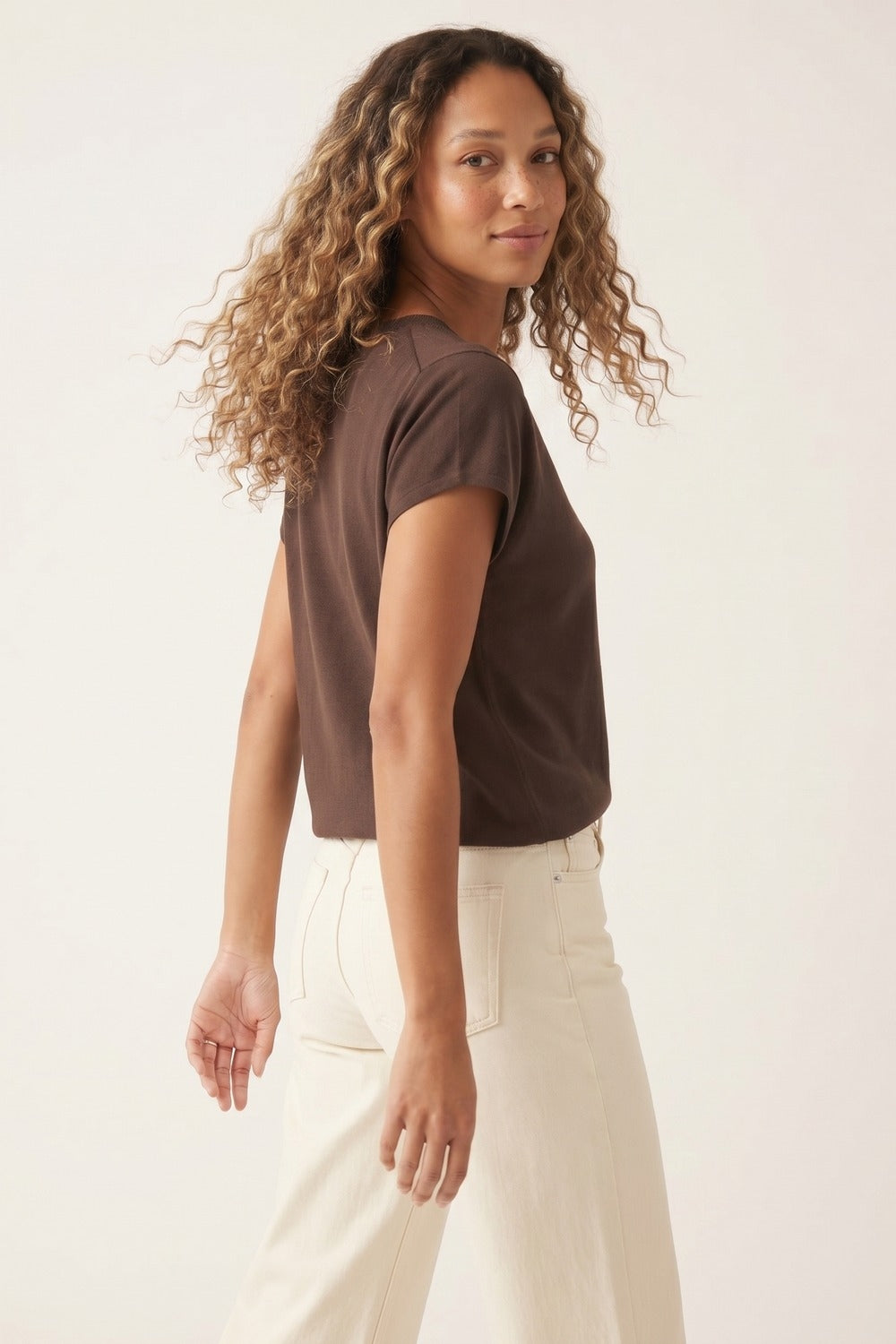 Maglione marrone a maglia fine con scollo a V e maniche corte