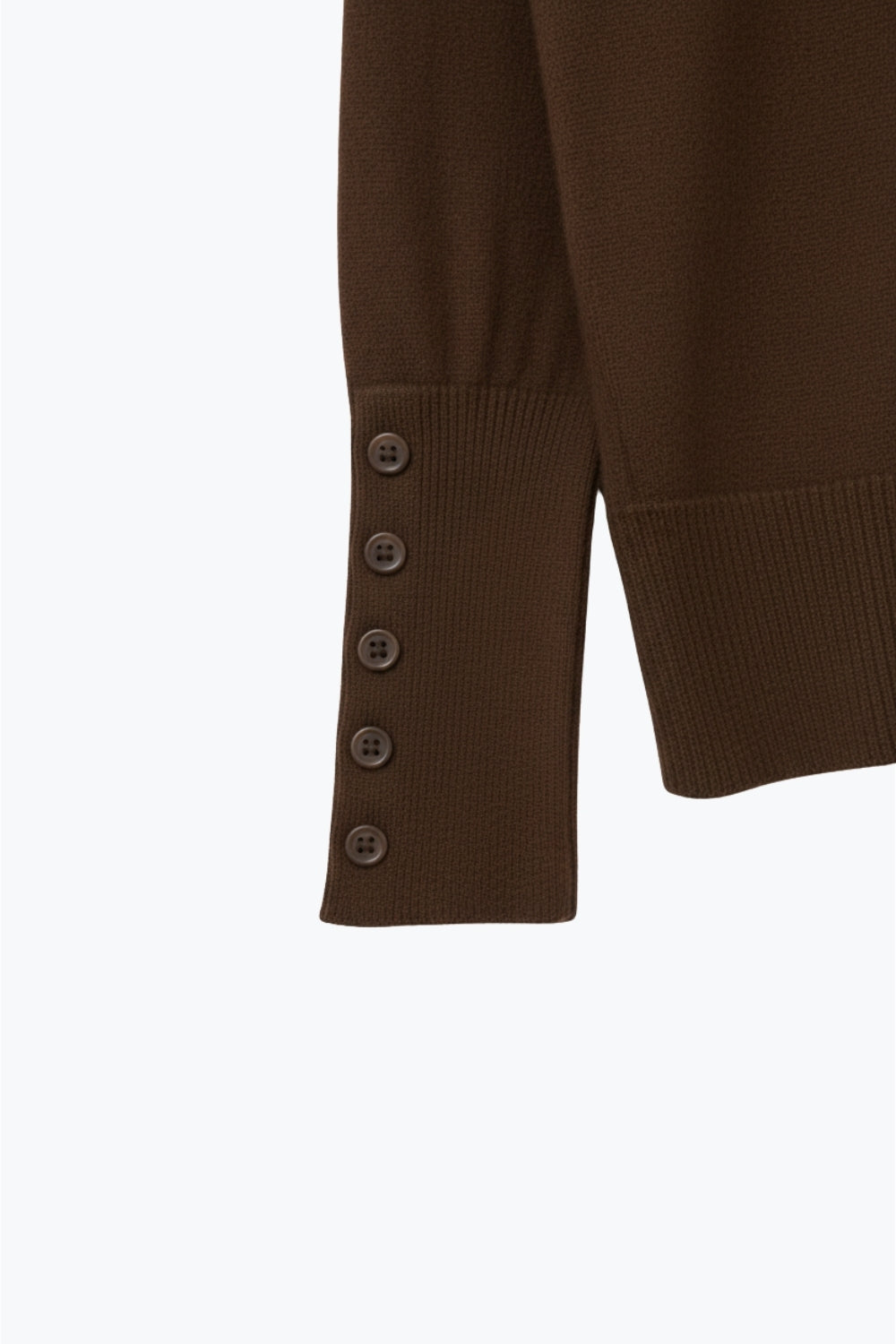 Maglione marrone a maglia morbida con dettagli di bottoni sulle maniche