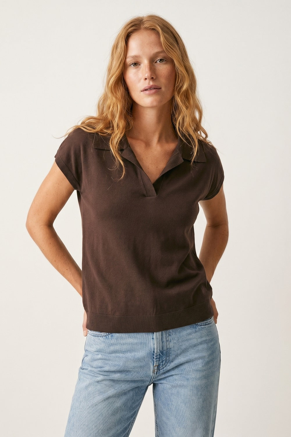 Maglione Marrone a Maniche Corte in Maglia Fine con Colletto