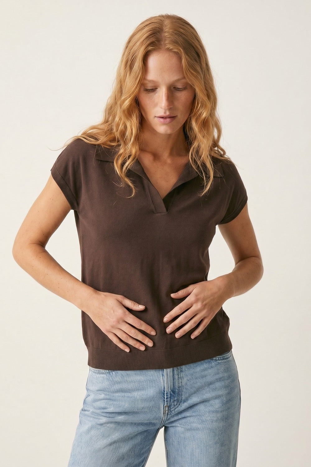 Maglione Marrone a Maniche Corte in Maglia Fine con Colletto