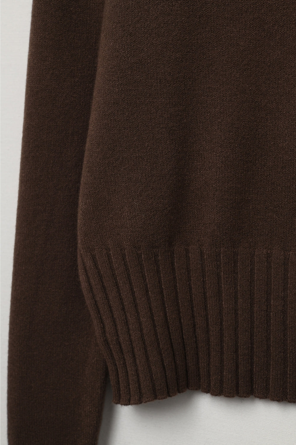 Maglione marrone in maglia morbida con polsini e collo a coste