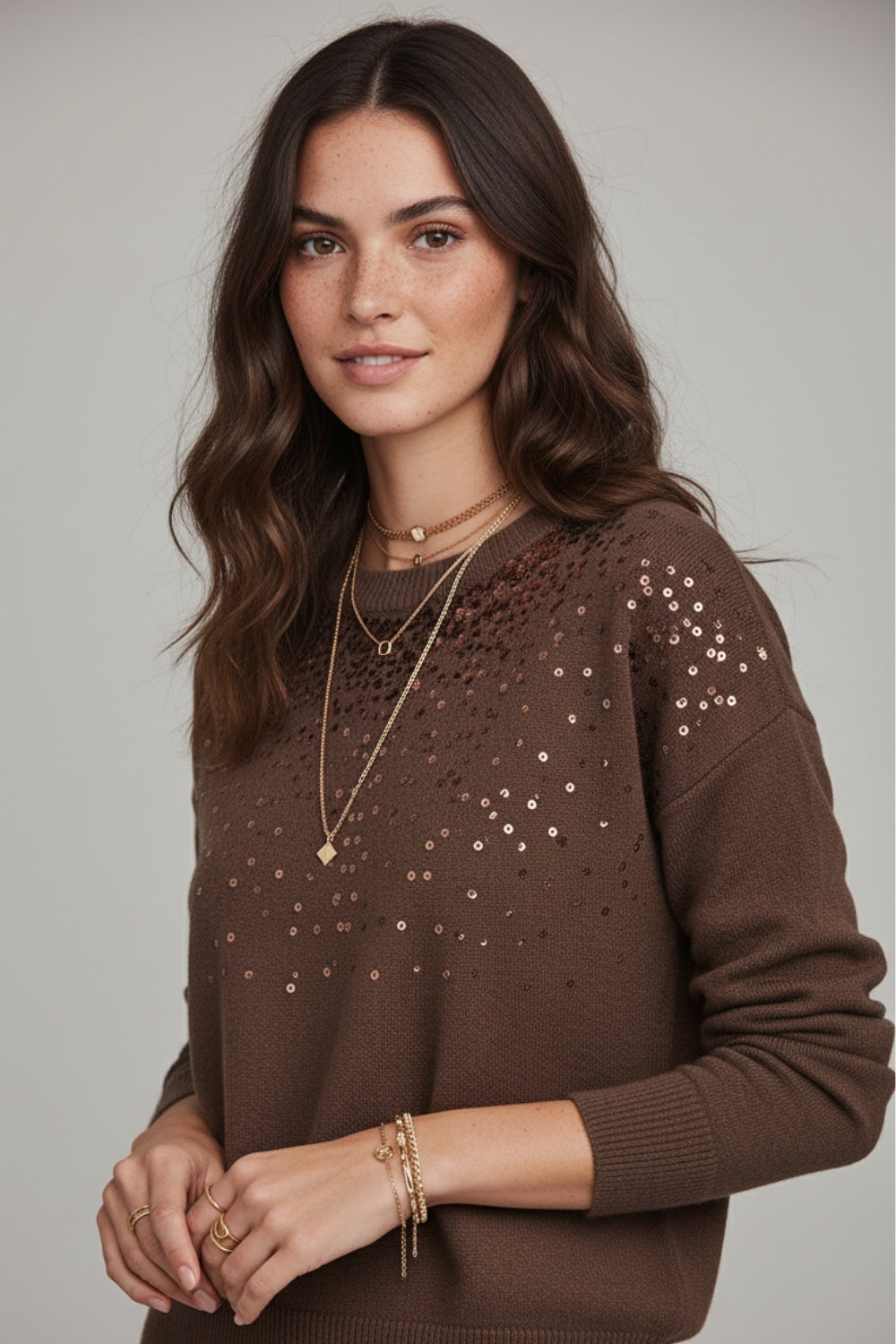 Maglione marrone in maglia morbida impreziosito da paillettes sul davanti