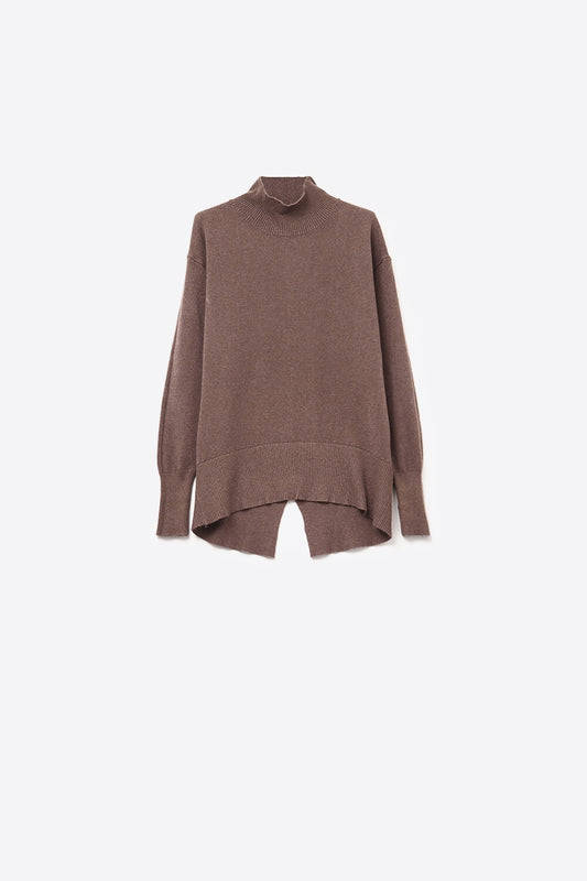 Q2 Maglione marrone largo con dettaglio posteriore aperto