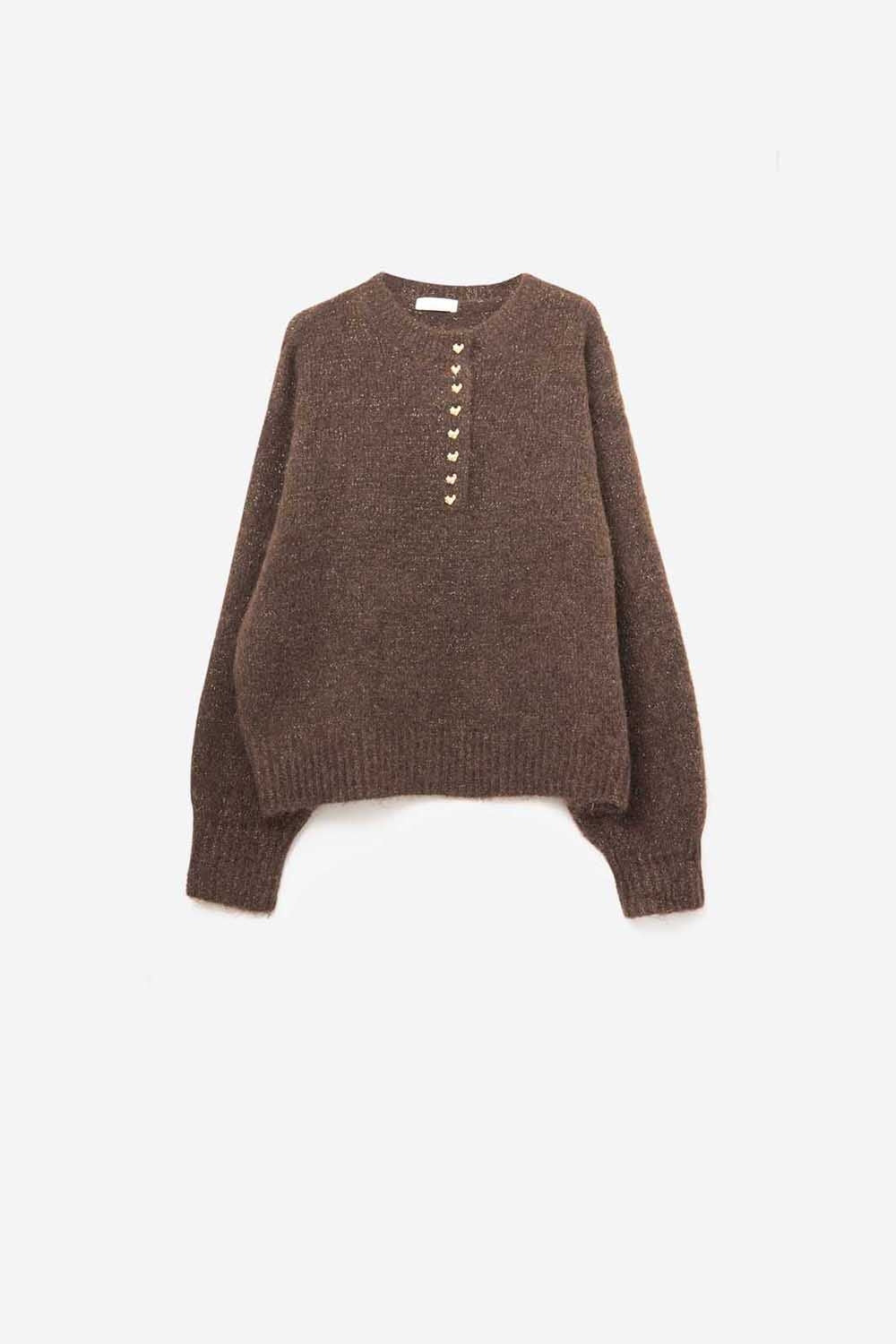 Maglione marrone lavorato a maglia con bottoni a cuore dorati