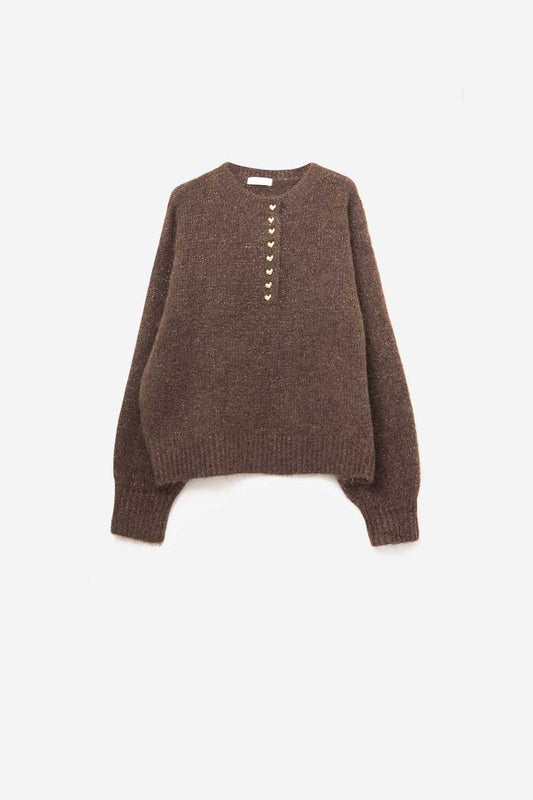 Maglione marrone lavorato a maglia con bottoni a cuore dorati