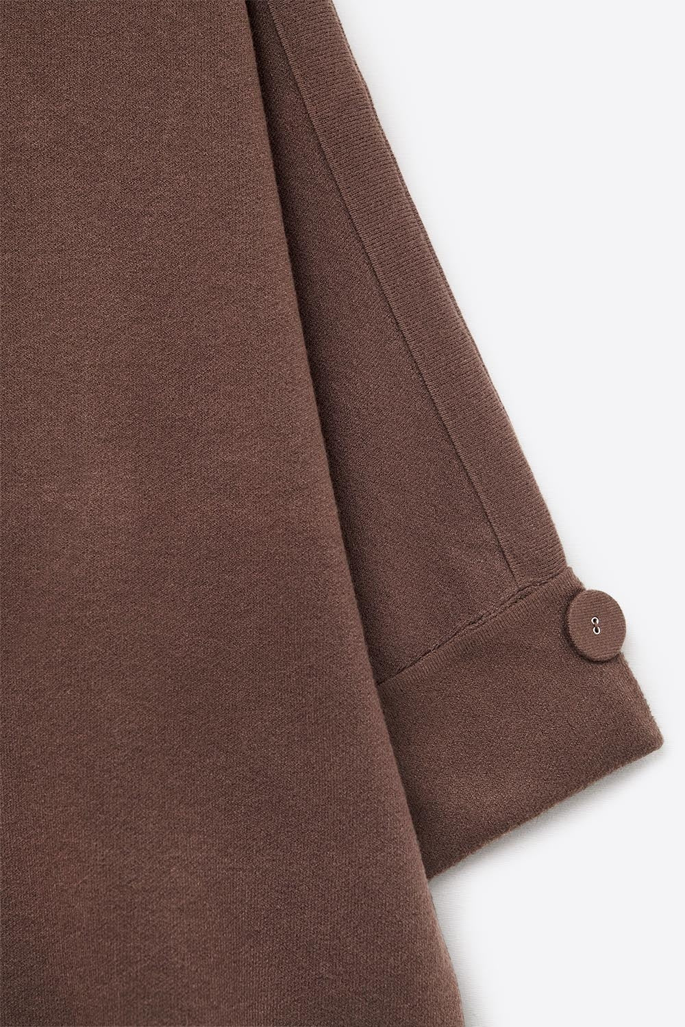 Maglione marrone lavorato a maglia con dettagli di bottoni