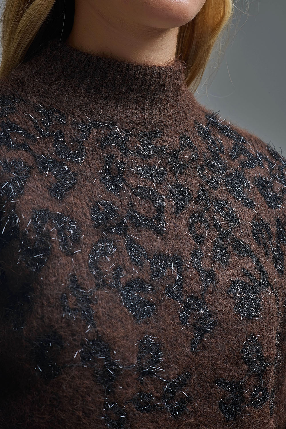 Maglione marrone lavorato a maglia con disegno astratto