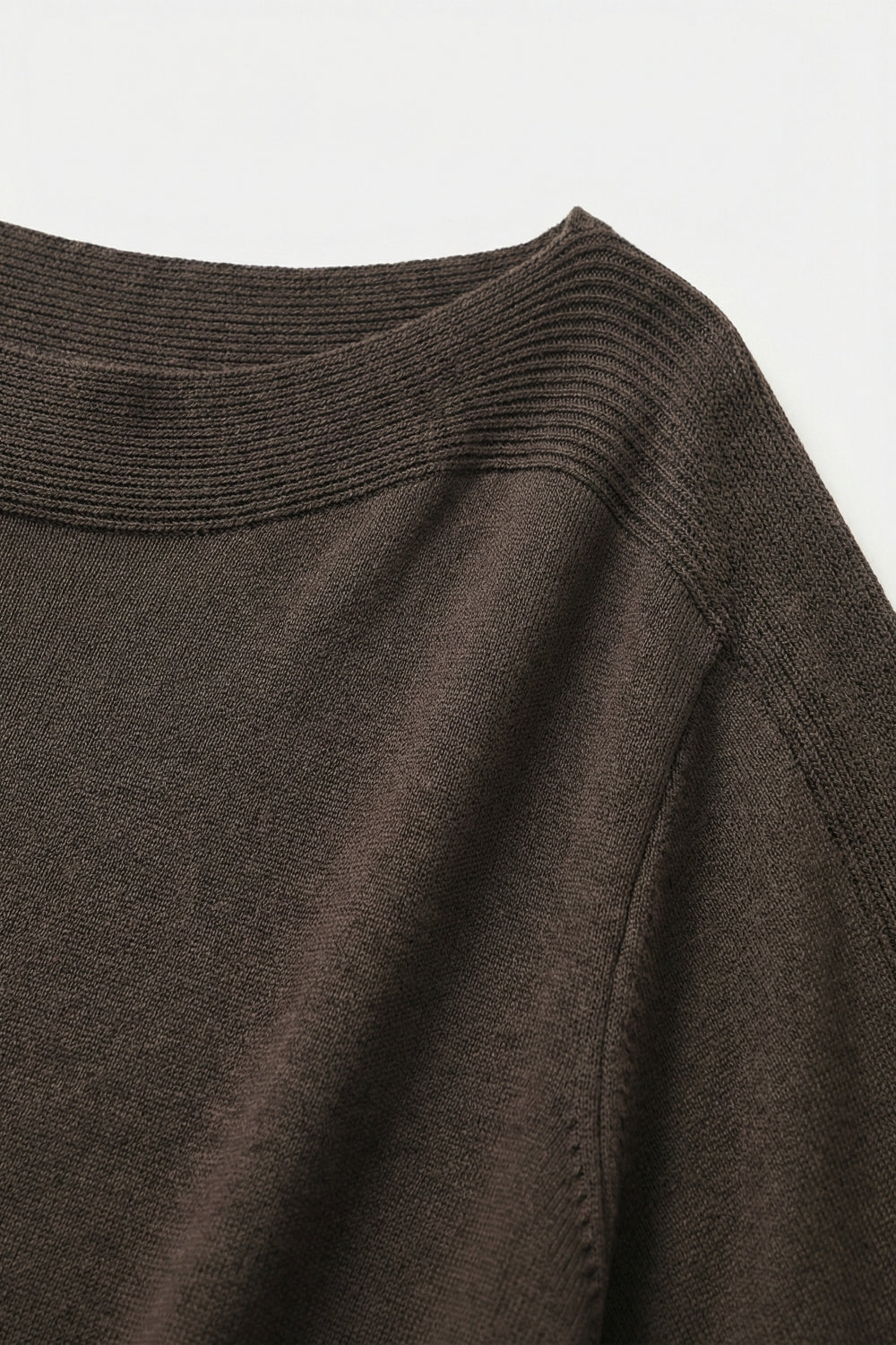 Maglione marrone rilassato con scollo a barca e maniche scese