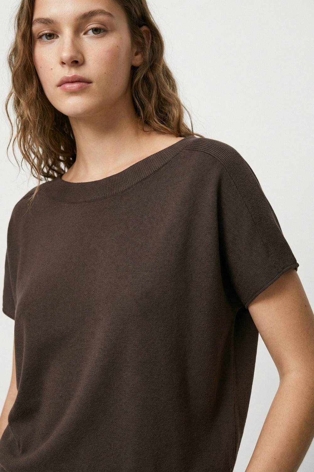 Maglione marrone rilassato con scollo a barca e maniche scese