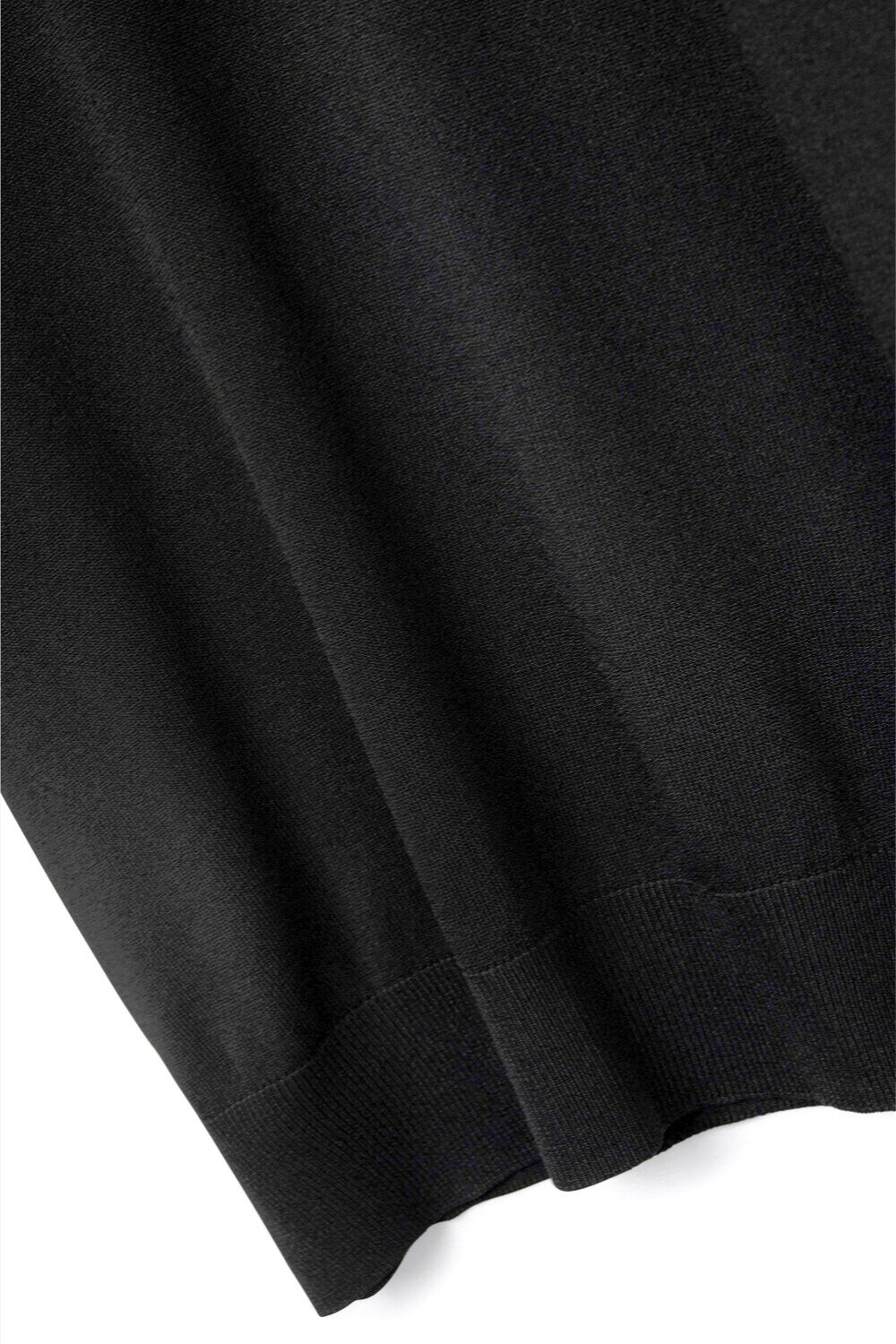 Maglione nero a collo alto con maniche corte aderenti