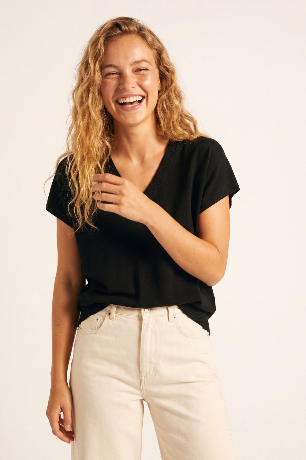 Maglione nero a maglia fine con scollo a V e maniche corte