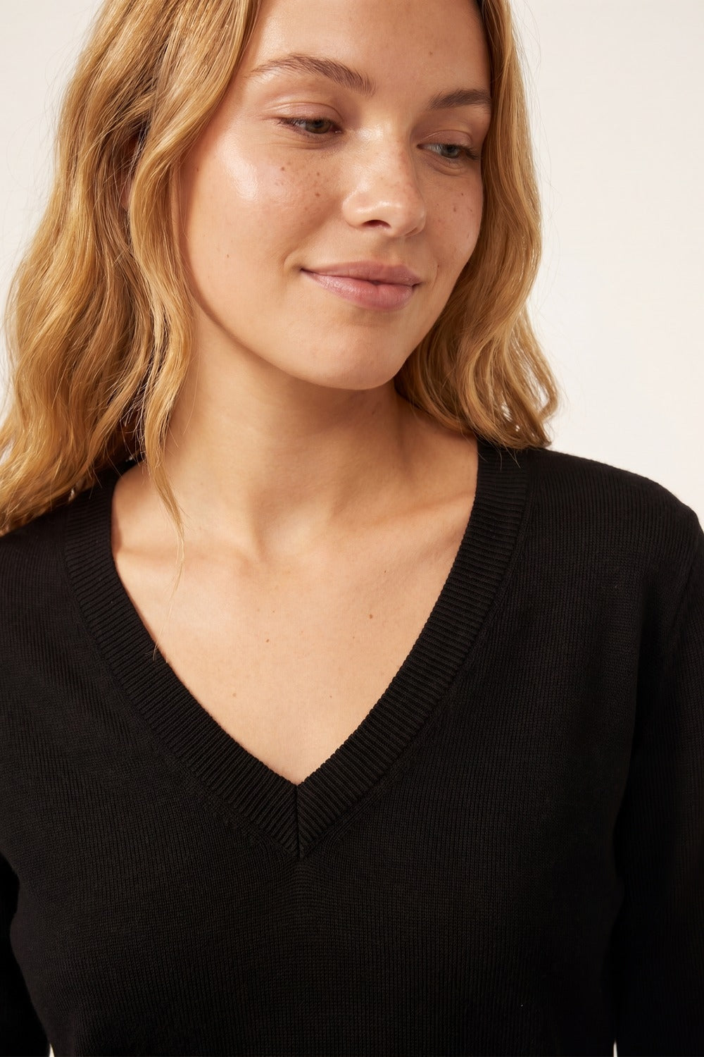 Maglione nero a maglia fine con scollo a V e maniche corte