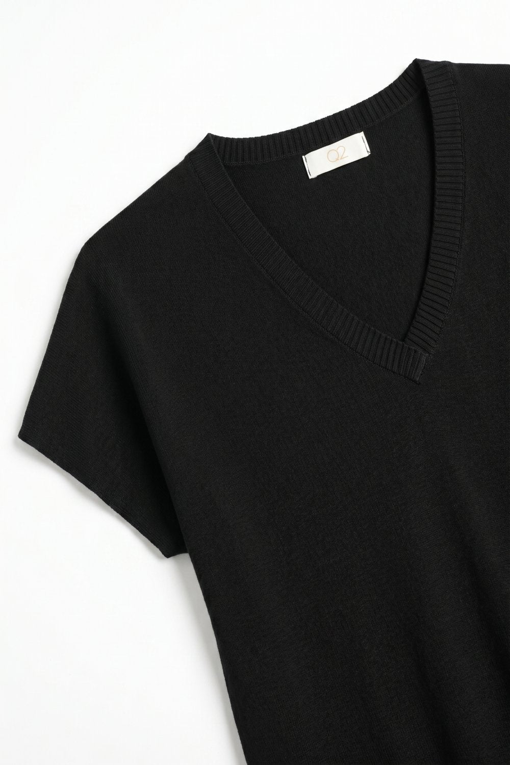 Maglione nero a maglia fine con scollo a V e maniche corte
