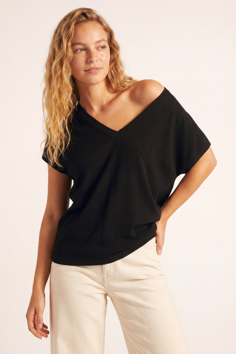 Maglione nero a maglia fine con scollo a V e maniche corte