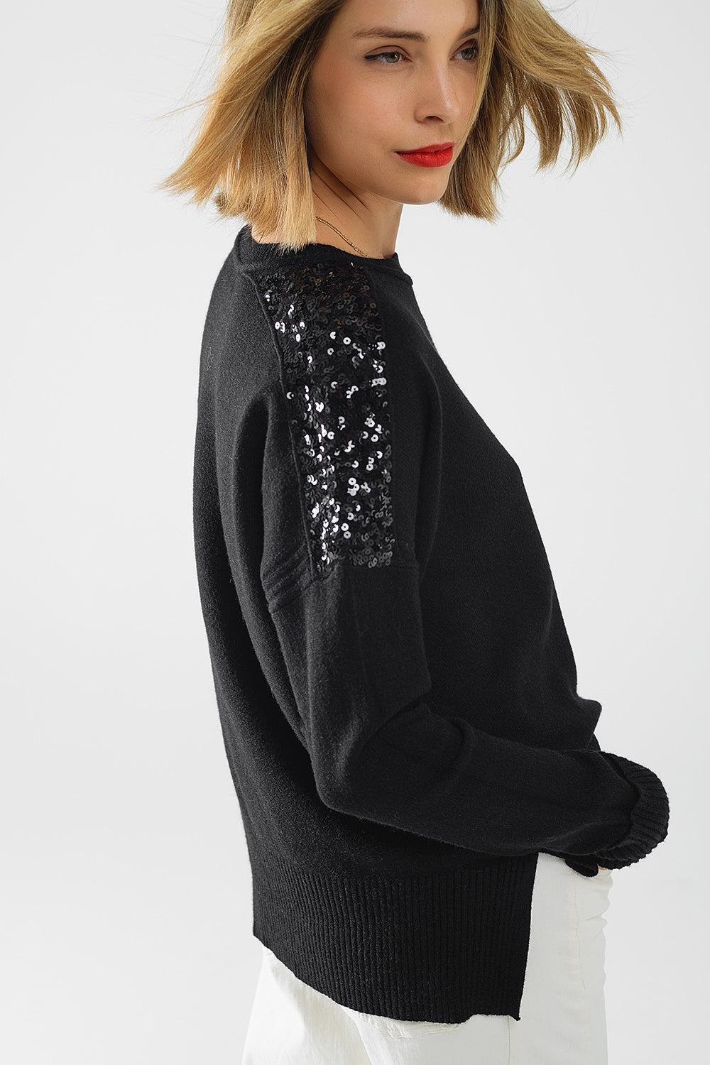 Maglione nero a maniche lunghe con paillettes sulle spalle