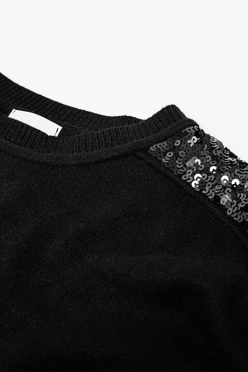 Maglione nero a maniche lunghe con paillettes sulle spalle