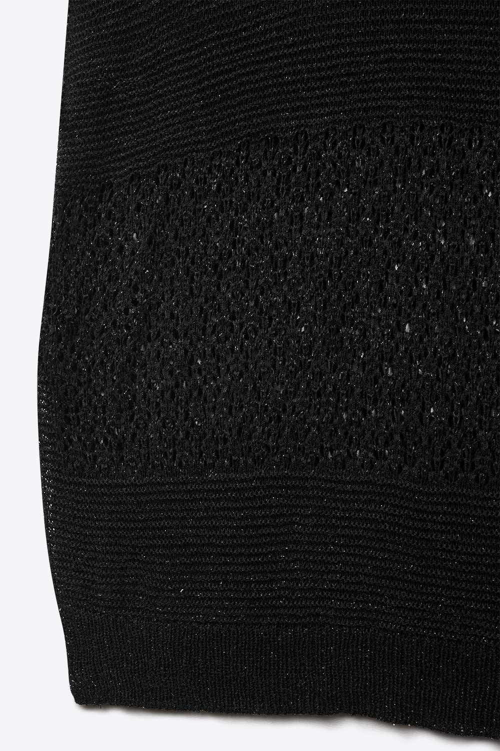 Maglione nero con morbida maglia aperta e maniche scese