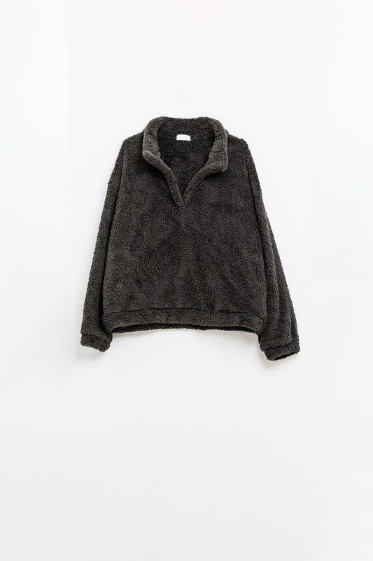 Q2 Maglione nero con scollo a V