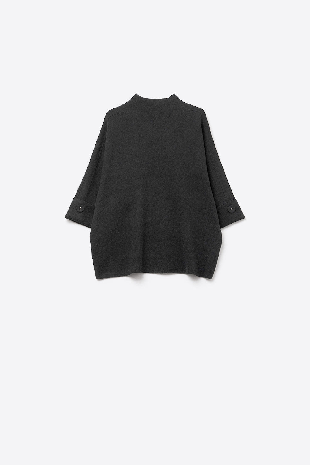 Q2 Maglione nero in maglia con maniche e dettagli sui bottoni