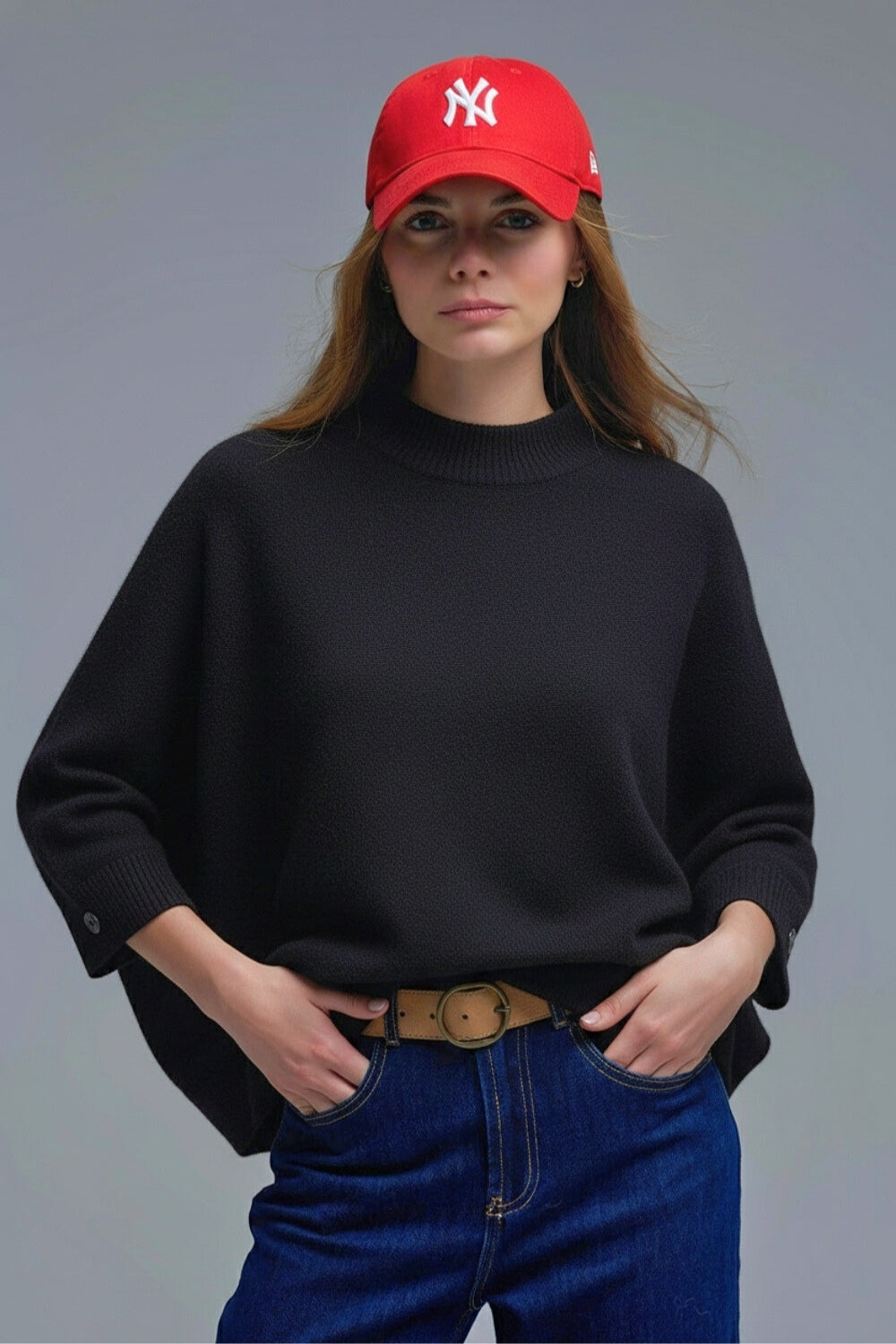 Maglione nero in maglia con maniche e dettagli sui bottoni