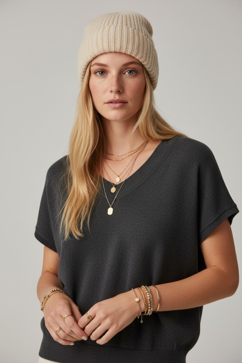 Maglione nero in maglia leggera con scollo a V e maniche corte