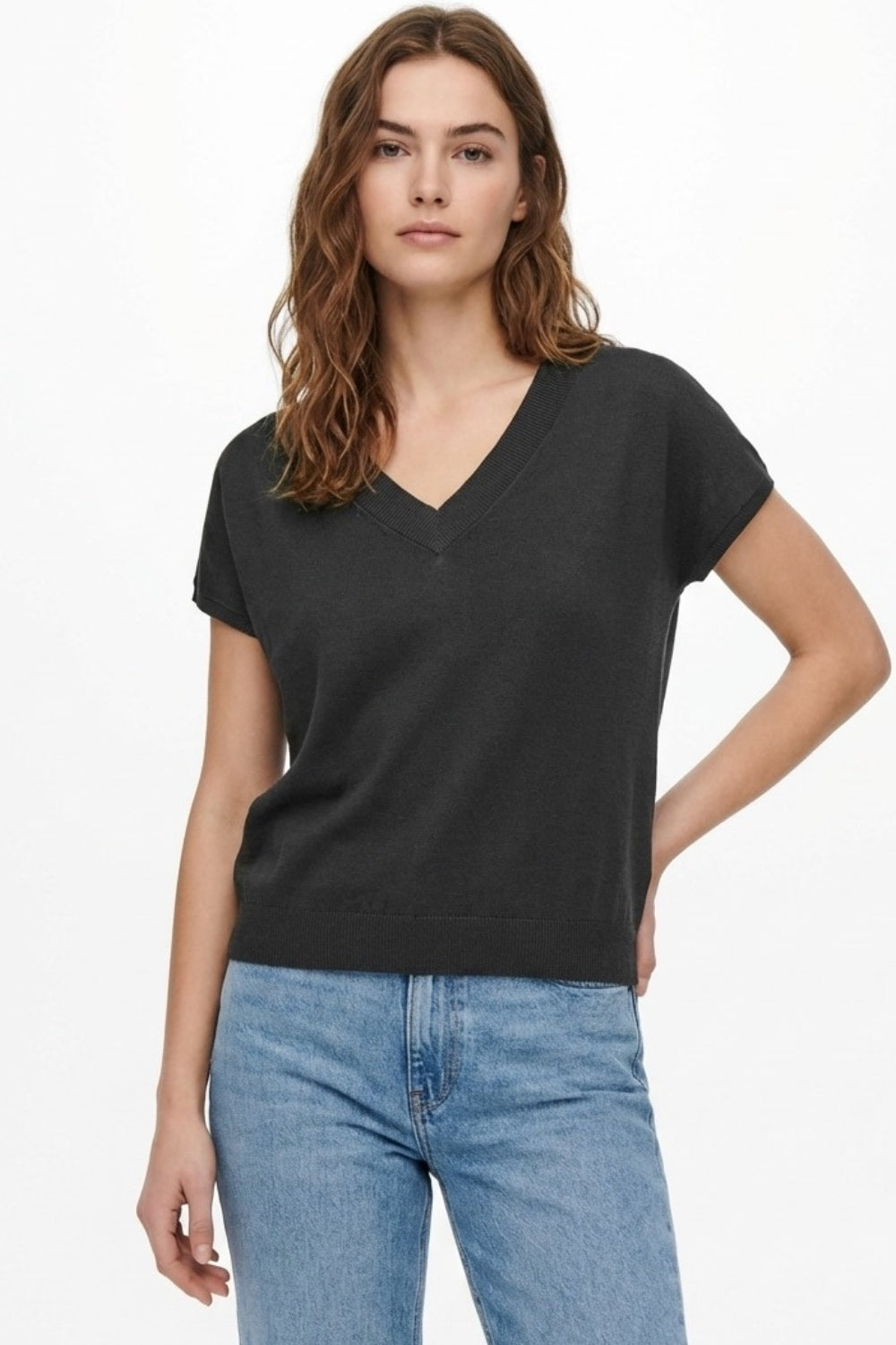 Maglione nero in maglia leggera con scollo a V e maniche corte