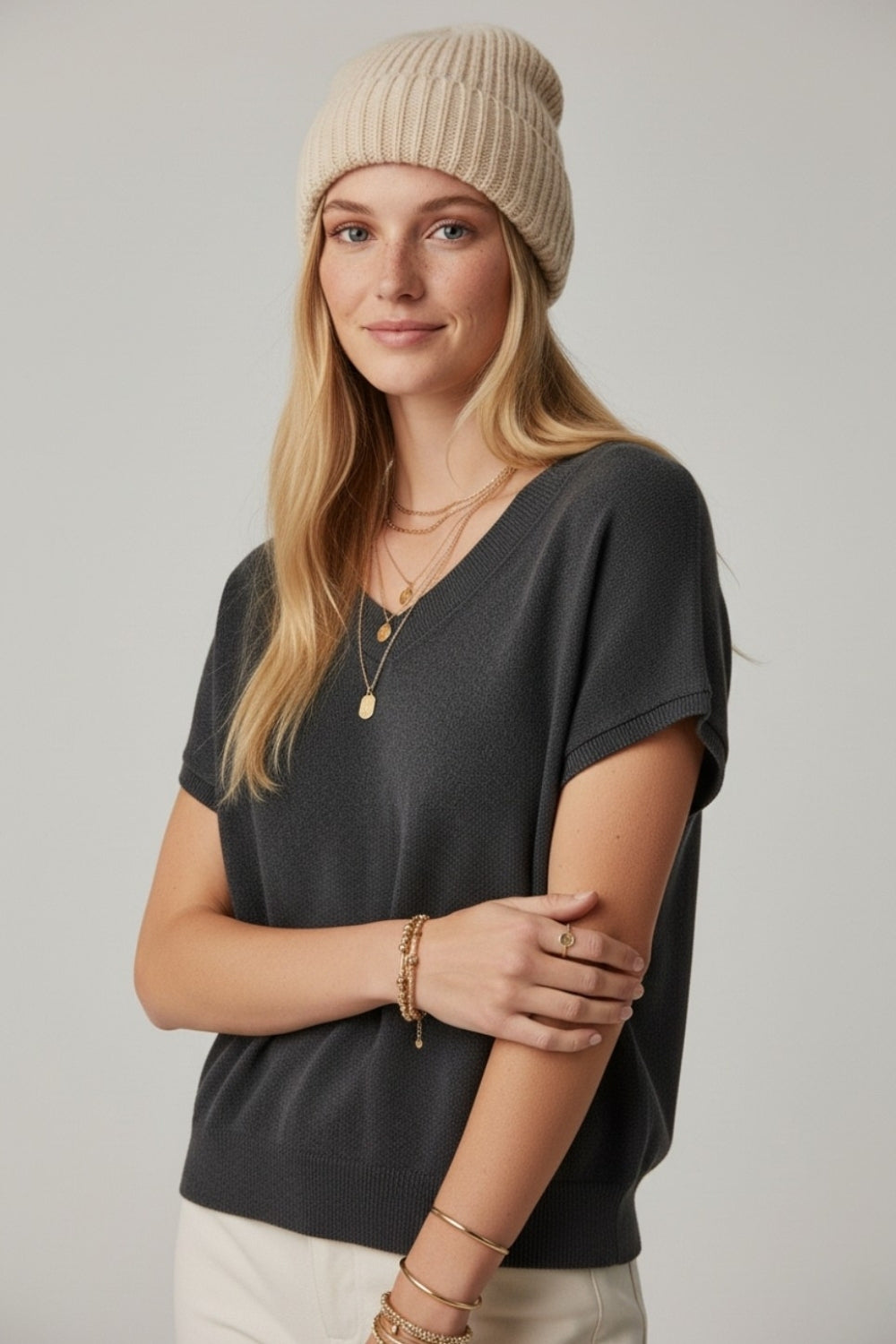 Maglione nero in maglia leggera con scollo a V e maniche corte