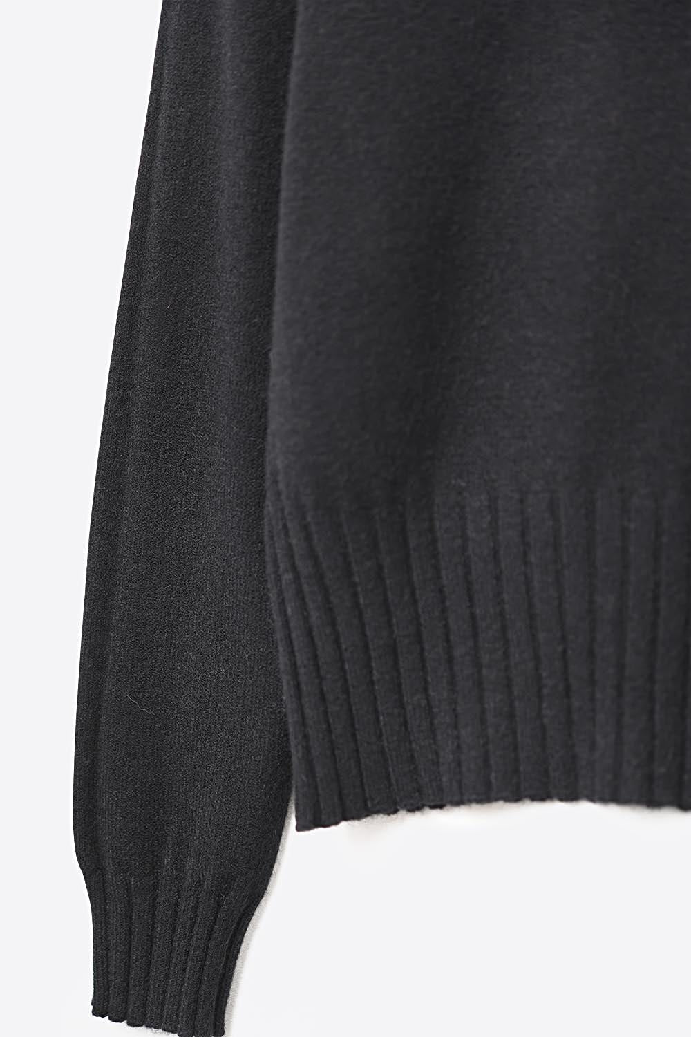 Maglione nero in maglia morbida con polsini e collo a coste