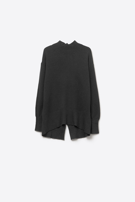 Q2 Maglione nero largo con dettaglio aperto sulla schiena