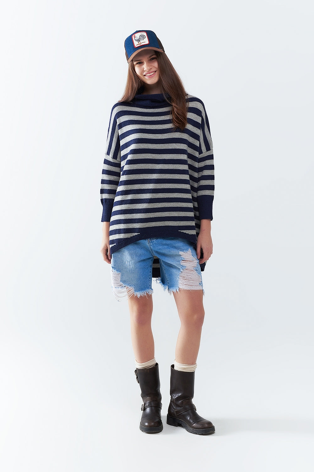 Maglione oversize a collo alto con ali di pipistrello e strisce in blu navy e grigio