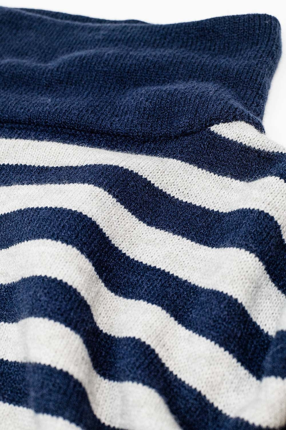 Maglione oversize a collo alto con ali di pipistrello e strisce in blu navy e grigio